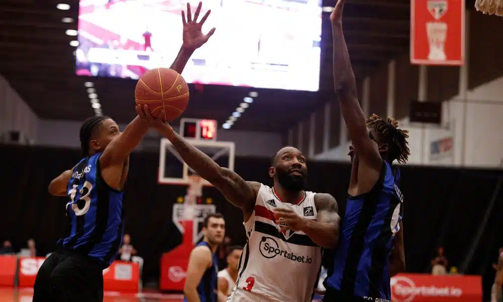 São Paulo x Pinheiros - Copa Super 8 de basquete - Bennet faz bandeja, enquanto atleta do Pinheiros tenta dar um toco