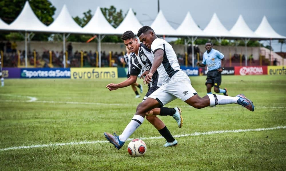 Sport x Inter de Limeira - Copinha - Jogador do Sport, com uniforme todo branco, conduz a bola marcado por adversário