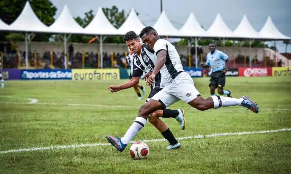 Sport x Inter de Limeira - Copinha - Jogador do Sport, com uniforme todo branco, conduz a bola marcado por adversário