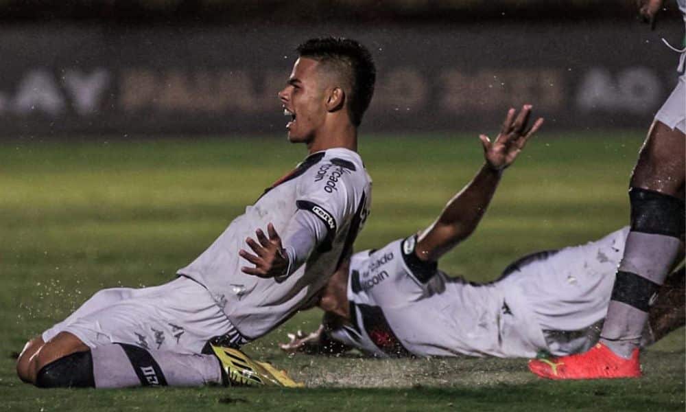 Vasco x Capital - Copinha 2023 - Jogador do Vasco escorrega no gramado comemorando gol