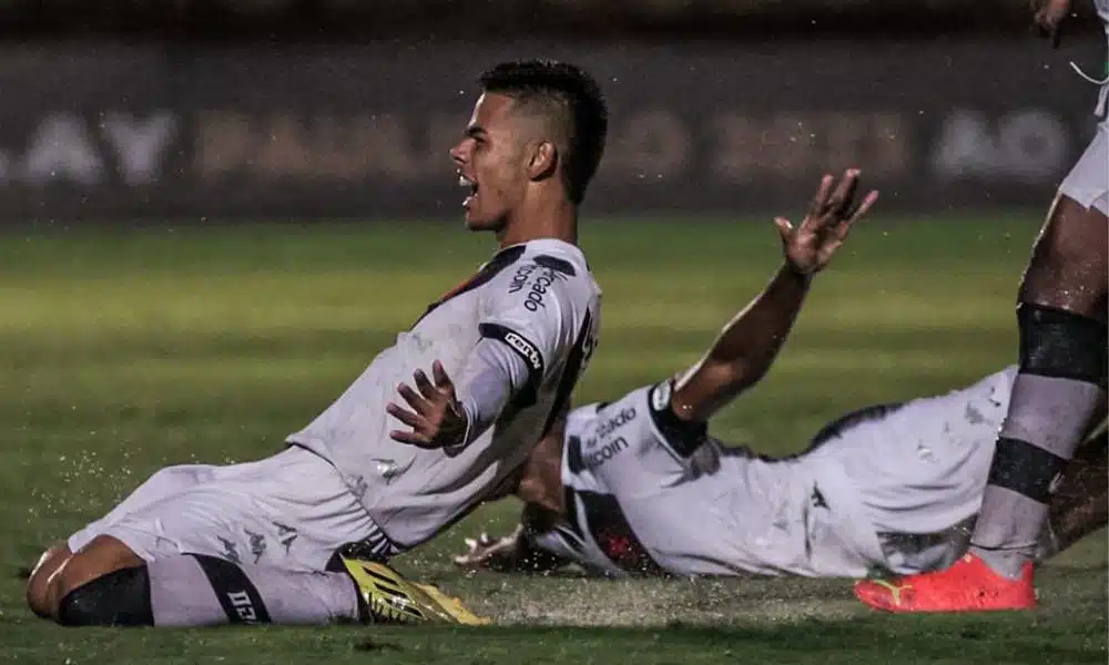 Vasco x Capital - Copinha 2023 - Jogador do Vasco escorrega no gramado comemorando gol