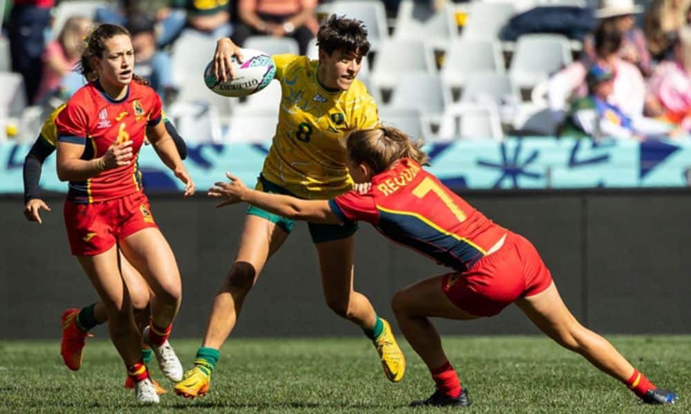 Brasil x Espanha - Circuito Mundial de rúgbi sevens - Brasileira carrega a bola, enquanto sofre um taclke de jogadora espanhola