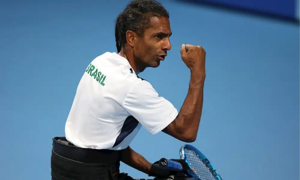 Australian Open - Ymanitu Silva, em sua cadeira de rodas, ergue o braço para comemorar ponto. Ele é um homem negro e veste uma camiseta branca