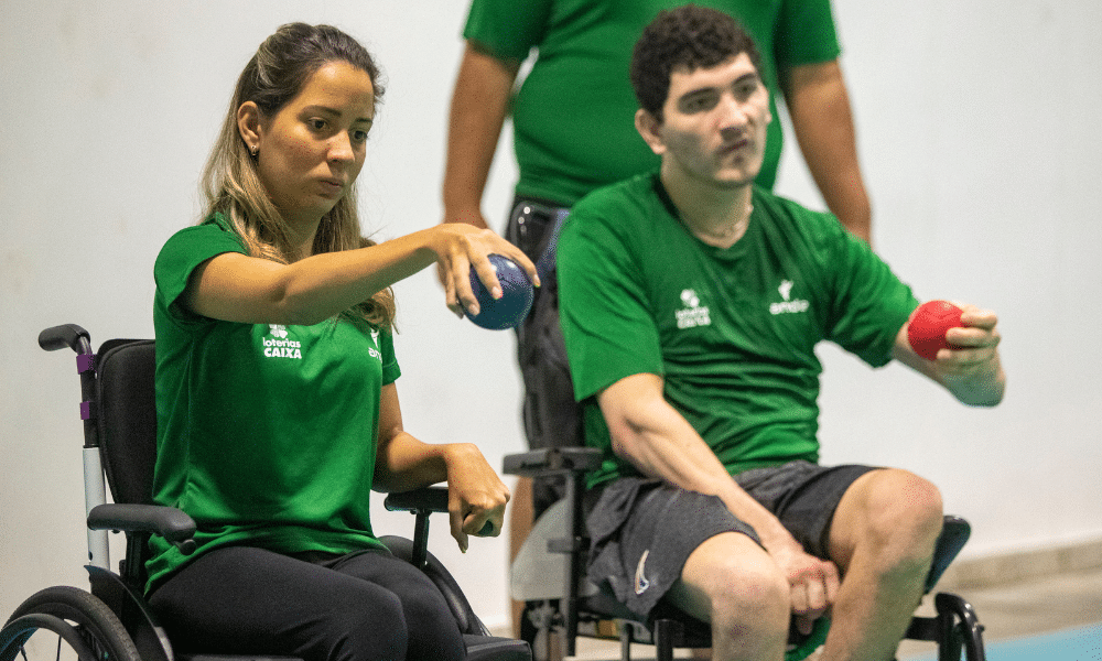 Andreza Vitória na foto enquanto joga a bola com a seleção brasileira de bocha