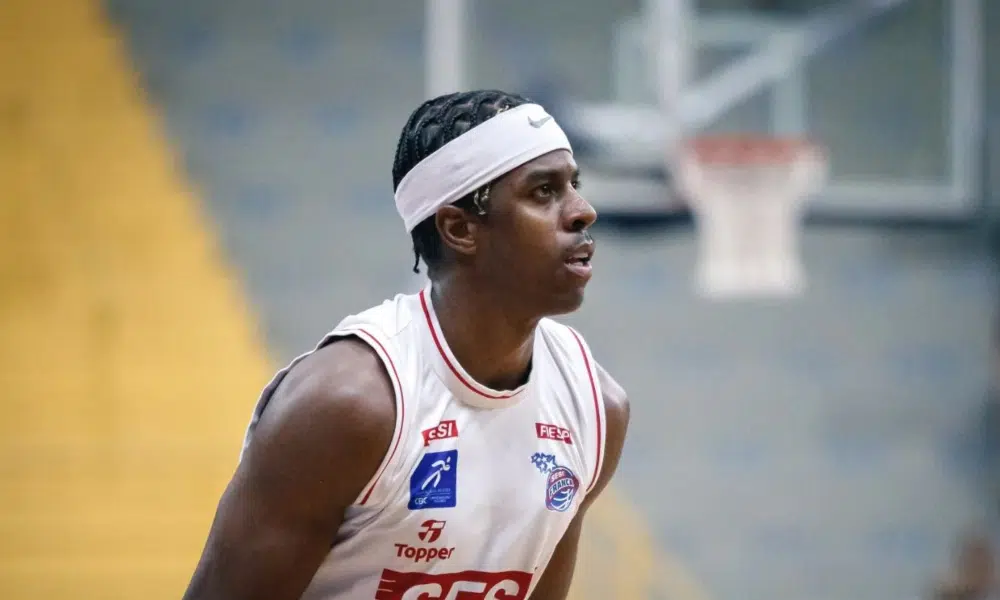 Georginho de Paula segura a bola