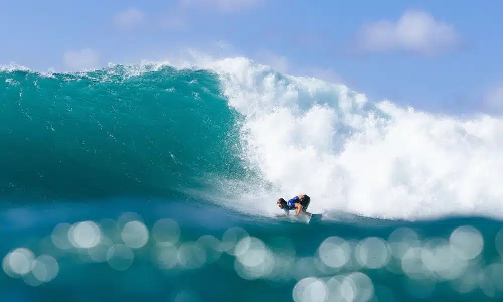 WSL - Brasileiro João Chianca, o chumbinho, surfa onda em Sunset Beach