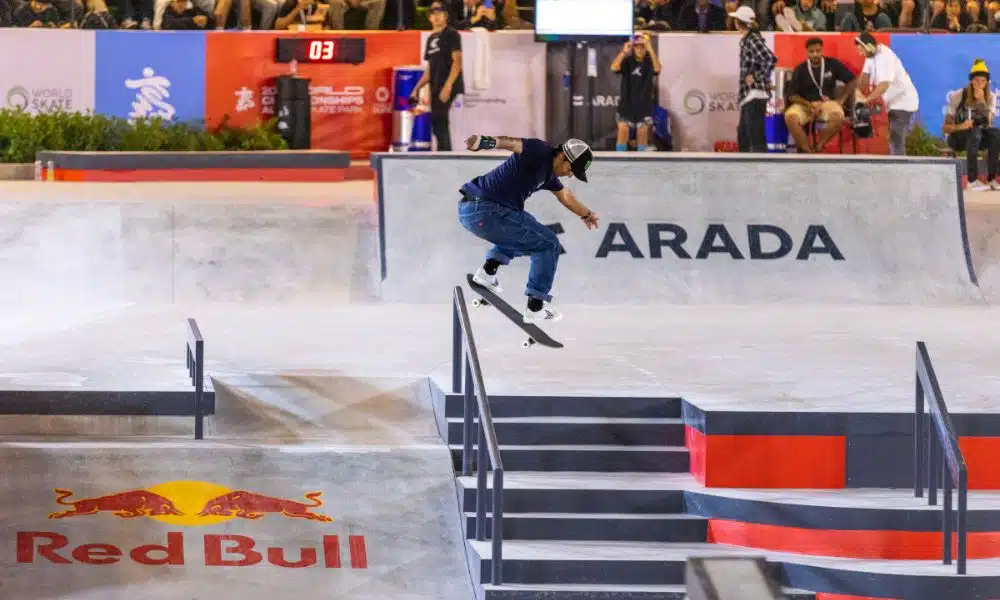 Kelvin Hoefler tenta manobra no corrimão durante o Mundia de street