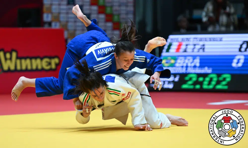 Natasha Ferreira sofre golpe de adversária francesa