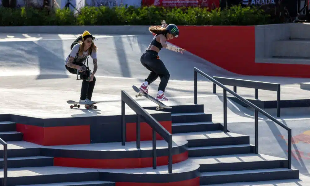 Rayssa Leal faz manobra sobre o corrimão maior da pista na final do Mundial de street