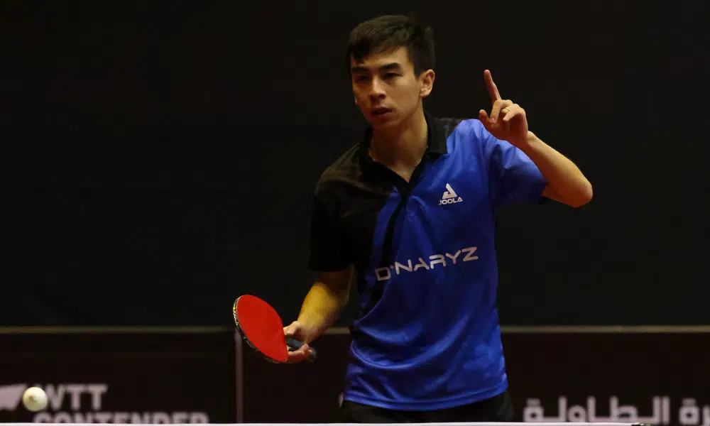 Vitor Ishiy está com a raquete em uma mão e ergue a outra no WTT Feeder de Dusseldorf Luca Kumahara