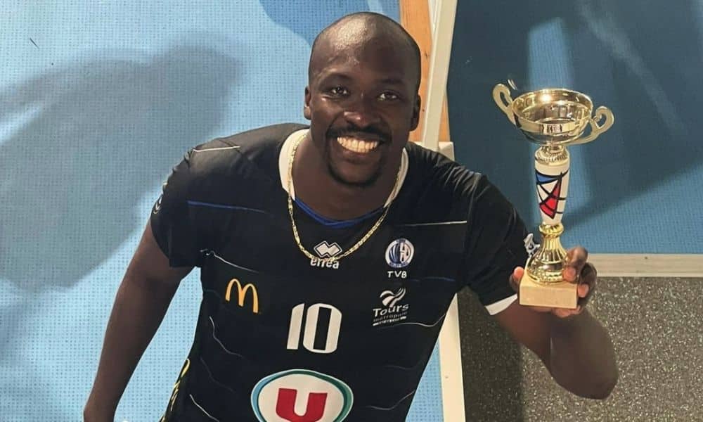 Aboubacar posa para foto com o troféu de MVP da Champions League de vôlei