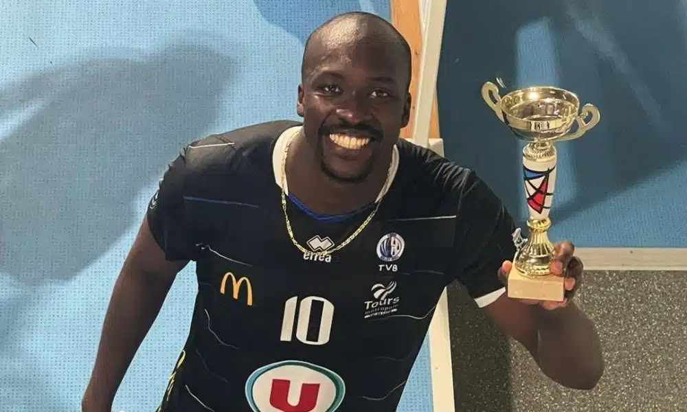 Aboubacar posa para foto com o troféu de MVP da Champions League de vôlei