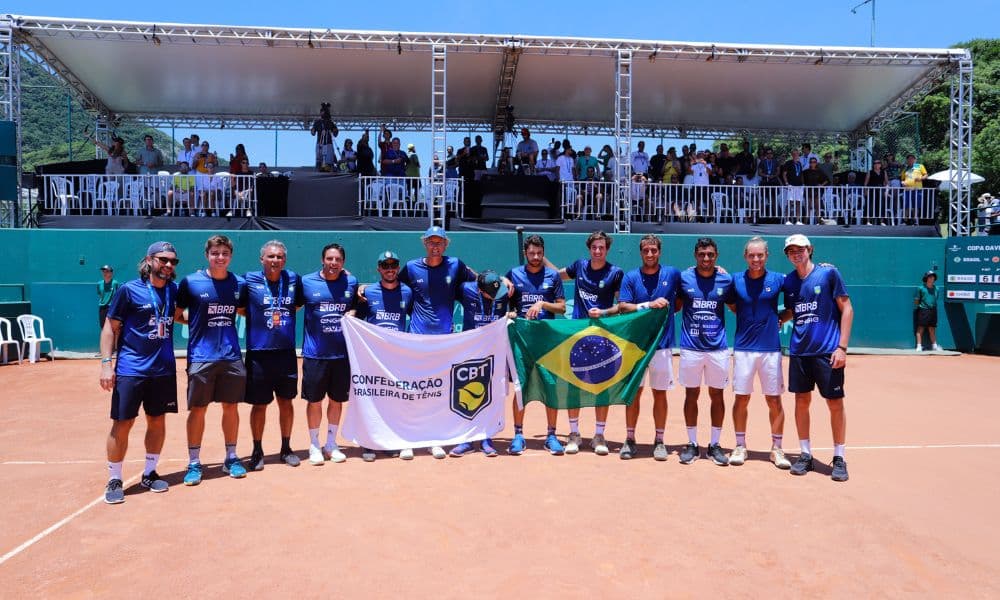 Equipe do Brasil na Copa Davis posa para foto dentro de quadra de saibro