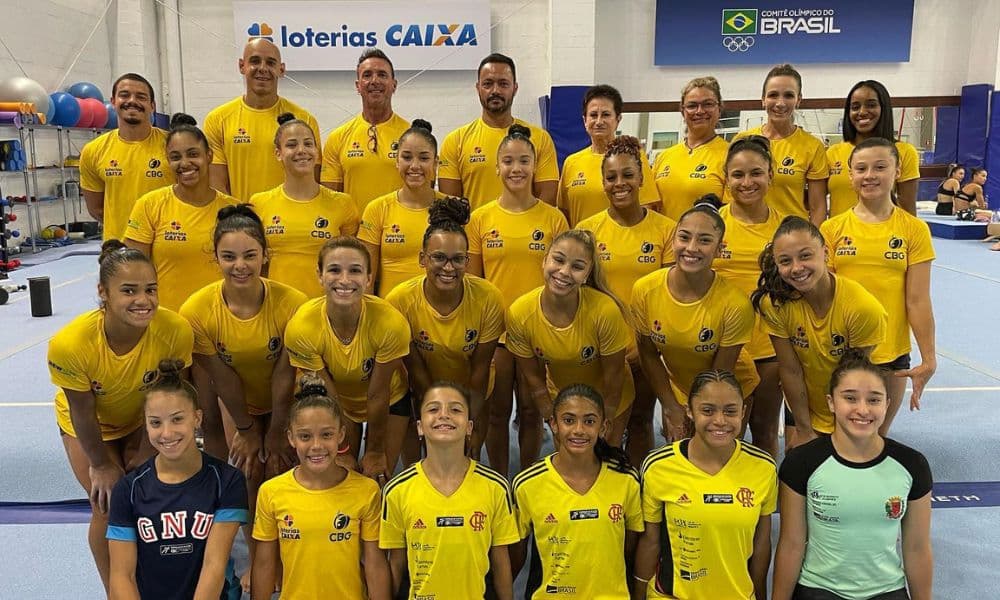 Ginastas do Brasil posam para foto no CT do Time Brasil - Rebeca Andrade está no centro da foto