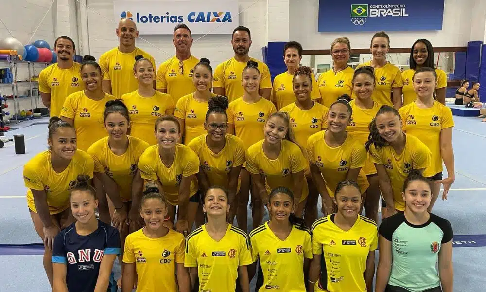 Ginastas do Brasil posam para foto no CT do Time Brasil - Rebeca Andrade está no centro da foto