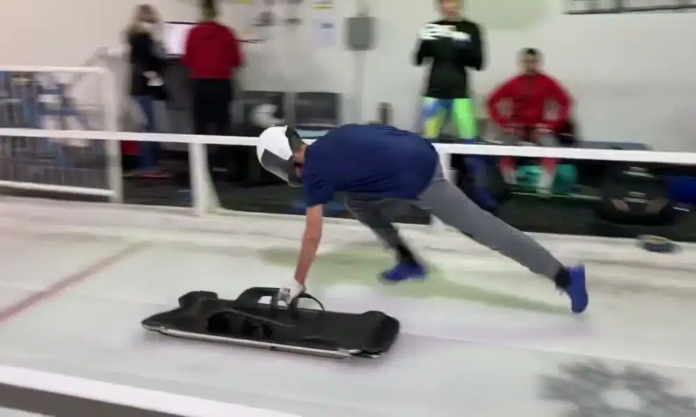 Cauê Gonçalves empurra trenó de skeleton na largada