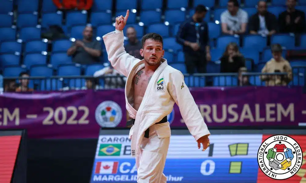 Grand Slam de judô de Paris - Daniel Cargnin ergue braço para comemorar vitória