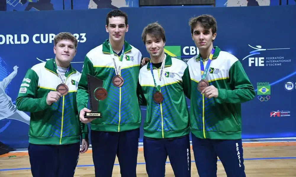 Brasil na Esgrima - Lorenzo Mion, Ricardo Pacheco, Paulo Morais e Murilo Machado posam para foto com as medalhas Copa do Mundo Júnior de esgrima Florete