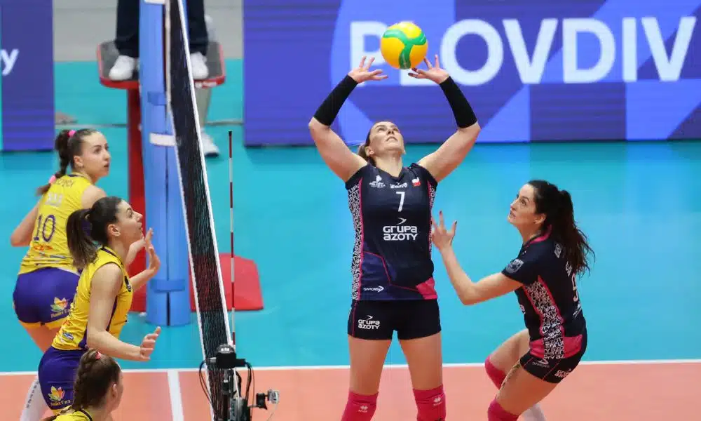 Champions League de vôlei - Fabíola faz um levantamento