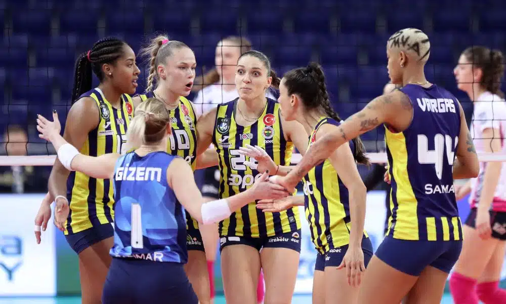 Fenerbahce comemora ponto contra o Chemik Police na Champions League