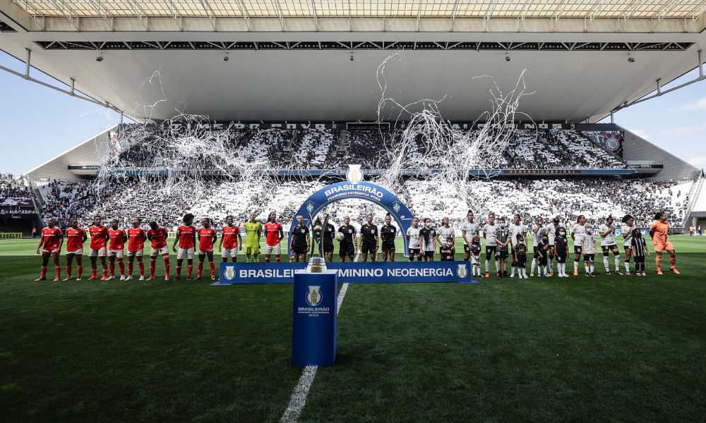 Futebol feminino - Internacional e Corinthians perfilados antes da final do Brasileirão