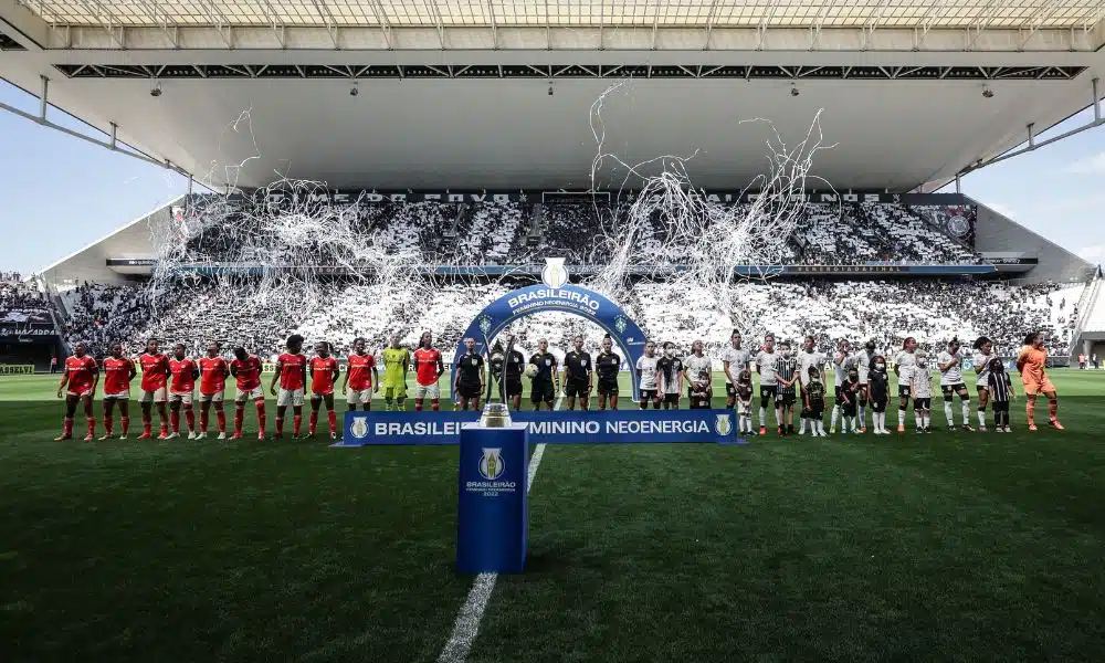 Futebol feminino - Internacional e Corinthians perfilados antes da final do Brasileirão