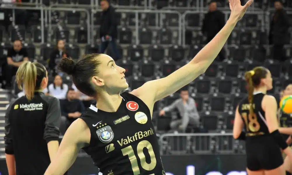 Gabi Guimarães, do Vakifbank, na vitória contra o LKS Lodz na Champions League de vôlei feminino
