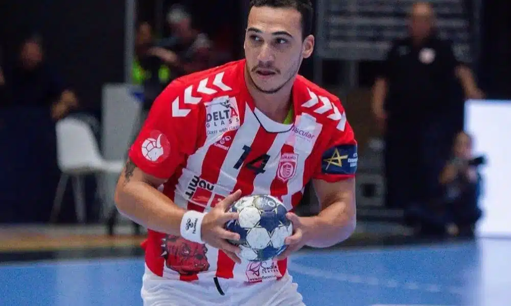 João Pedro Silva jogando pelo Dinamo Bucareste na Champions League de handebol
