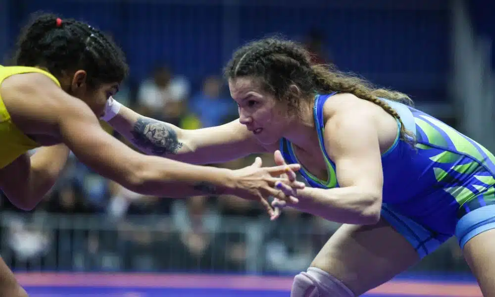 Laís Nunes agarra adversária em luta de wrestling - Zagreb Open