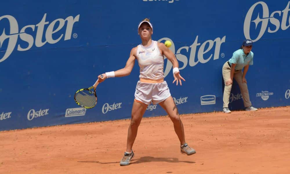 Laura Pigossi ataca bola com a mão direita no WTA 125 de Cali