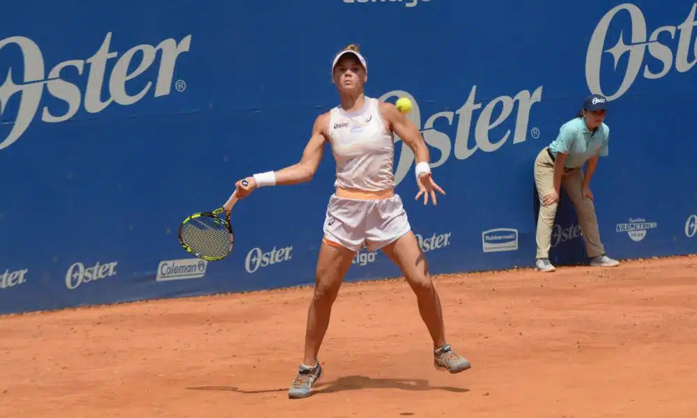 Laura Pigossi ataca bola com a mão direita no WTA 125 de Cali