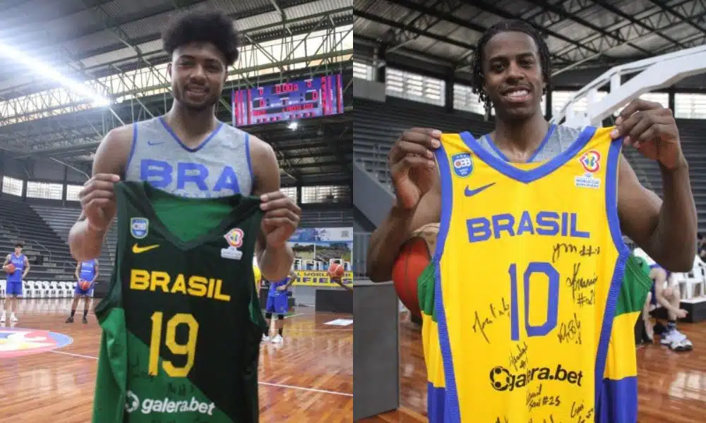 Leilão da CBB - Jogadores da seleção seguram as camisas autografadas