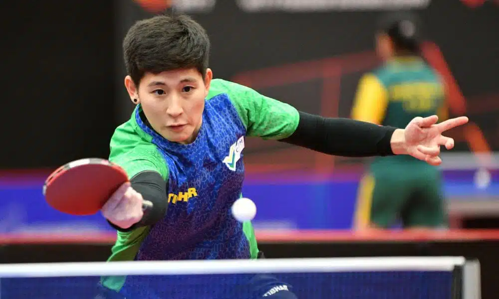 Luca Kumahara rebate bola no WTT Feeder de Dusseldorf