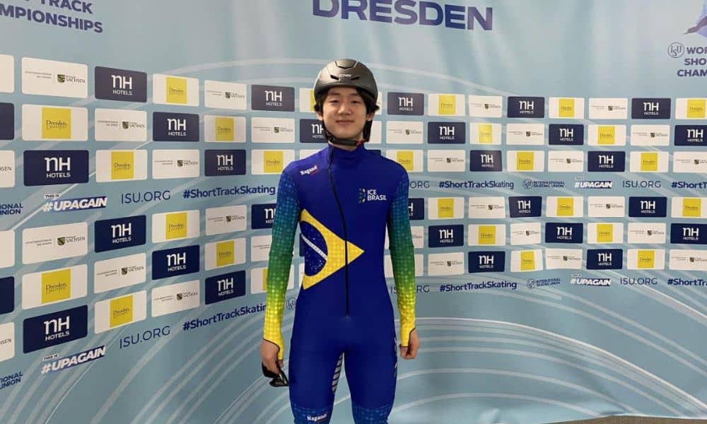 Lucas Koo - atleta da Patinação de velocidade em pista curta - posa para foto