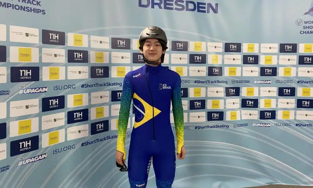 Lucas Koo - atleta da Patinação de velocidade em pista curta - posa para foto