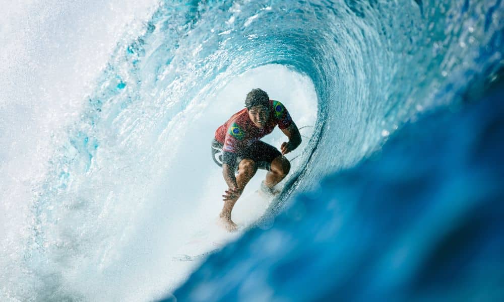 Gabriel Medina dentro de um tubo em pipeline