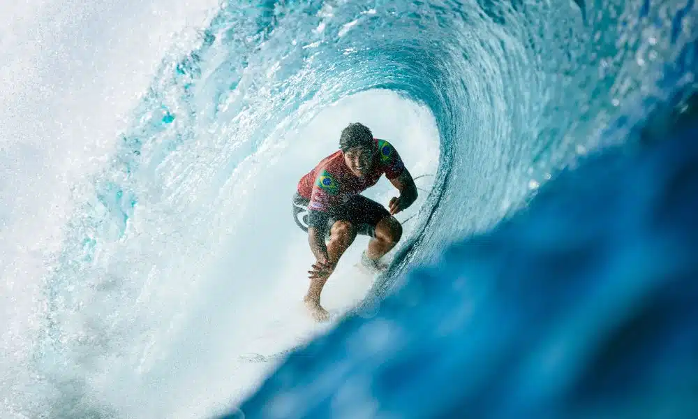 Gabriel Medina dentro de um tubo em pipeline