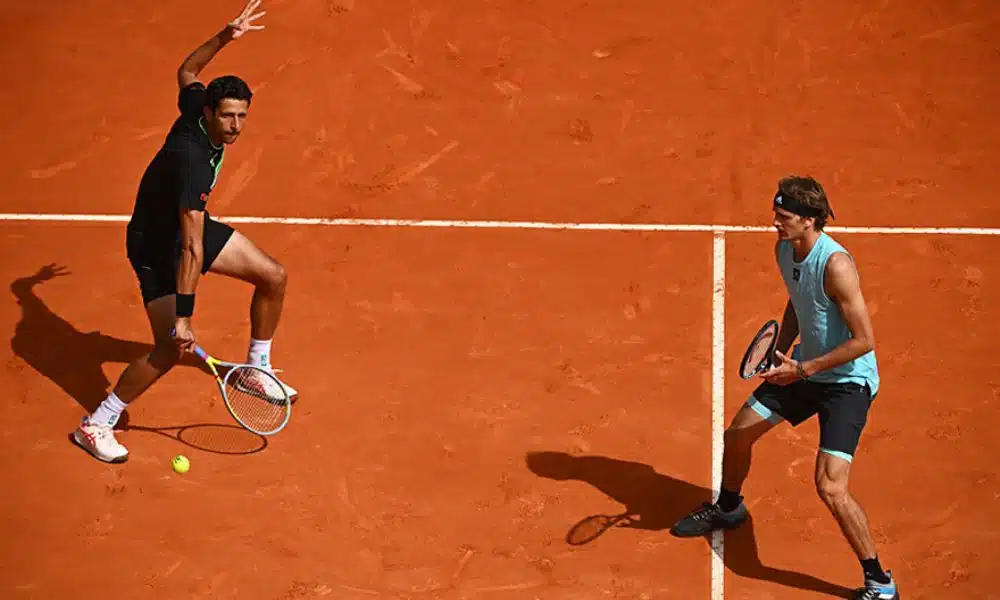 Marcelo Melo e Alexander Zverev jogam em quadra de saibro