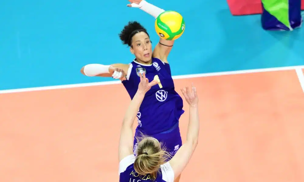Milka ataca bola para o Le Cannet na Champions League de vôlei feminino