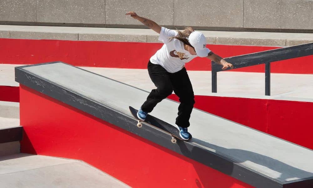 Pâmela Rosa em rampa na pista do Mundial de skate street