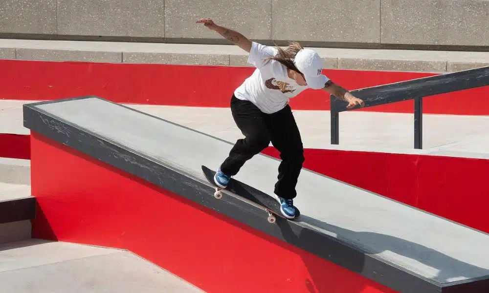 Pâmela Rosa em rampa na pista do Mundial de skate street