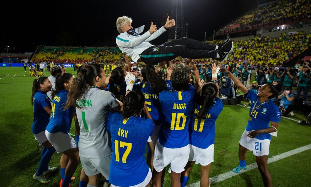 Jogadoras da seleção carregam Pia para comemorar título