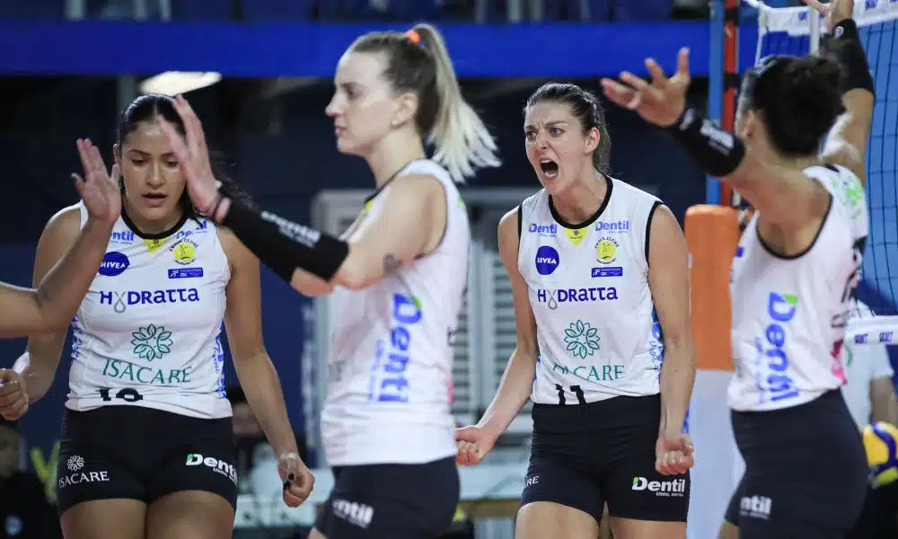 Praia Clube x Pinheiros - Jogadoras do praia - vestindo uniforme branco - comemoram mais uma vitória na Superliga Feminina