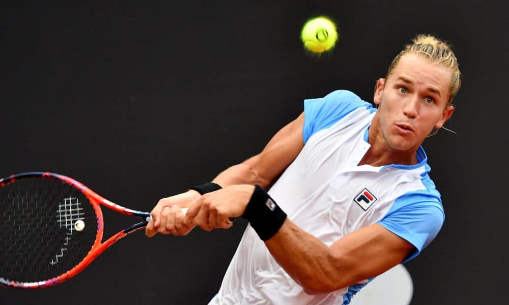 Rio Open - Rafael Matos olha para a bola antes de devolução usando as duas mãos