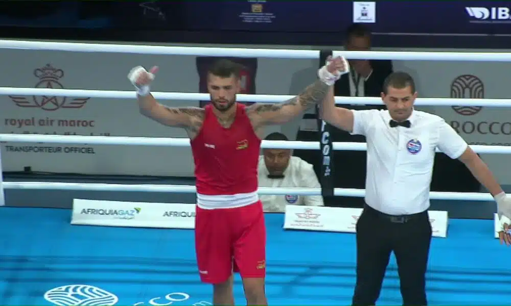 Ramon Batagello no golden belt de marrakech. Árbitro ergue o braço do brasileiro