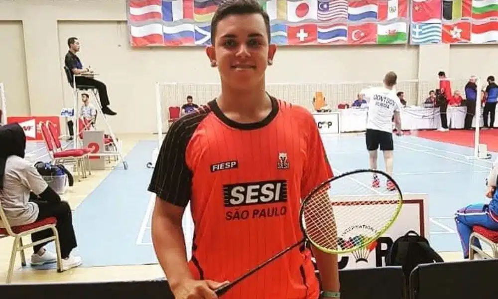 Brasileiros no parabadminton - Rogério Xavier posa para foto com um uniforme do SESI