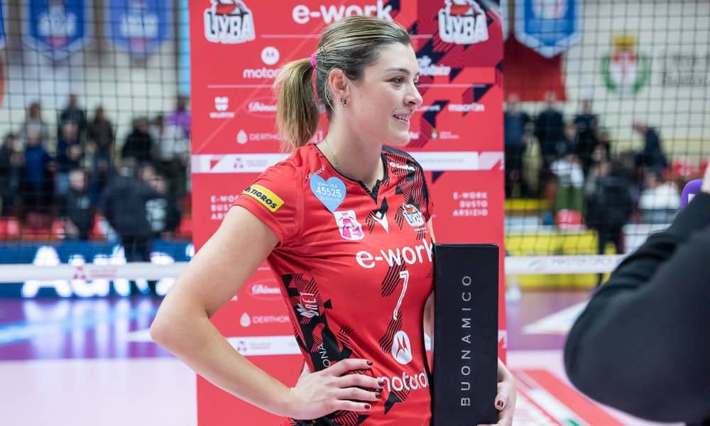 Rosamaria posa para foto com o prêmio de melhor jogadora da partida