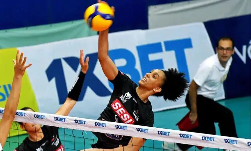 Sesi Bauru no Sul-Americano de clubes de vôlei feminino. Central Lorena ataca por cima do bloqueio adversário
