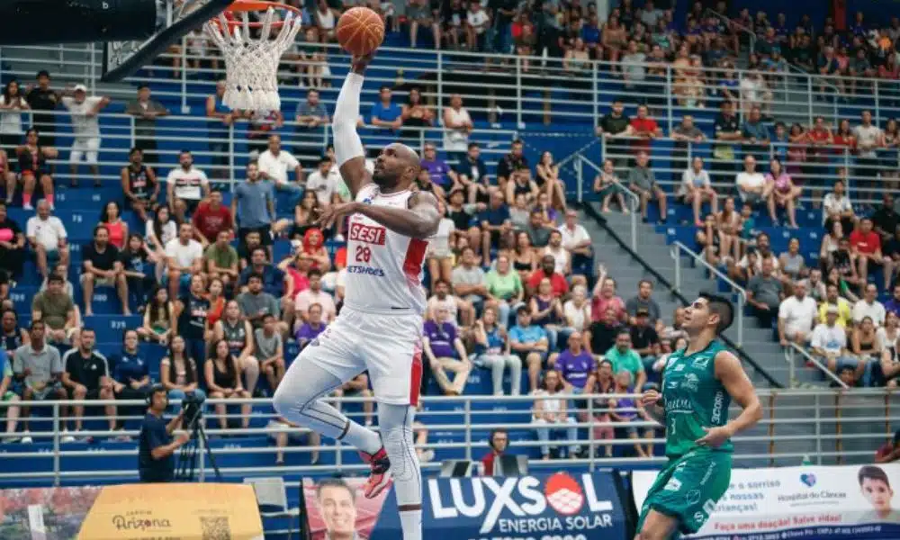 Sesi Franca x Bauru NBB - Lucas Mariano faz enterrada