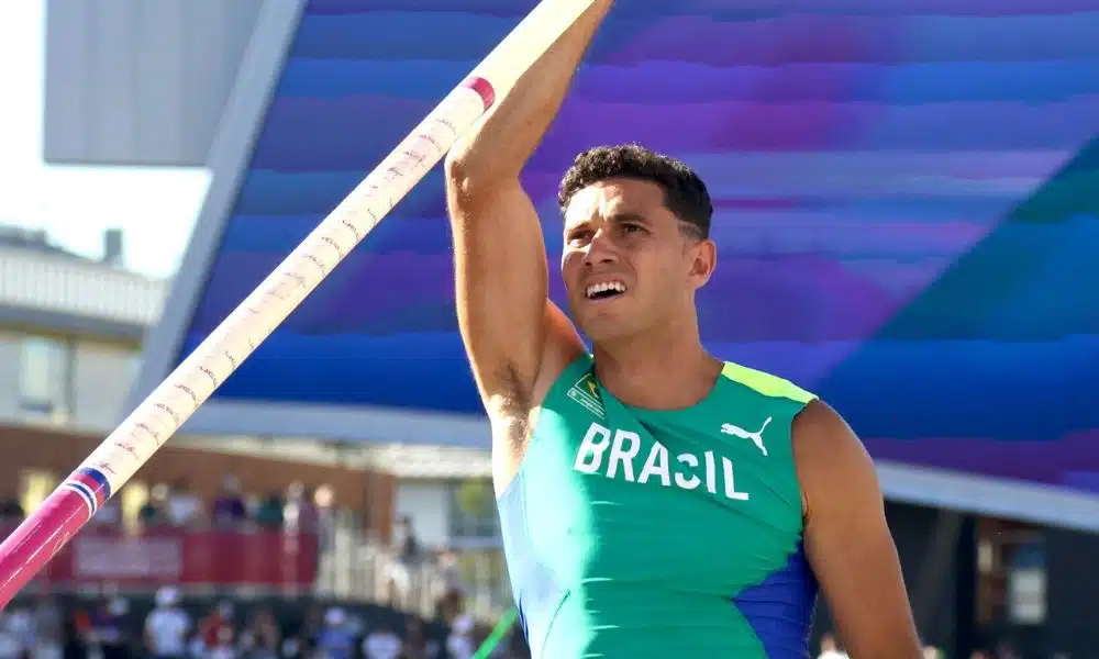 Thiago Braz segura a sua vara no Meeting de Torun. Ele veste um uniforme verde escrito Brasil - ele foi suspenso por doping (ostarina) e está fora de Paris-2024